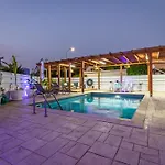 Villa Black Swan Perivolia