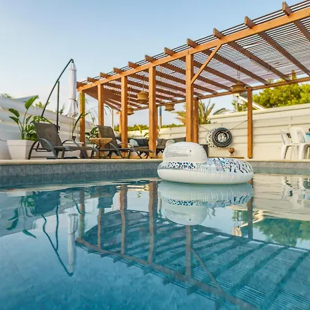 Vila Black Swan Luxury Perivolia