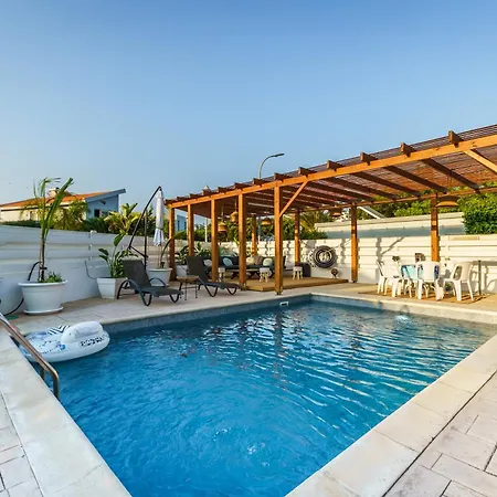 Black Swan Luxury Vila Perivolia