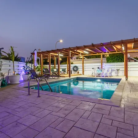 Vila Black Swan Luxury Perivolia
