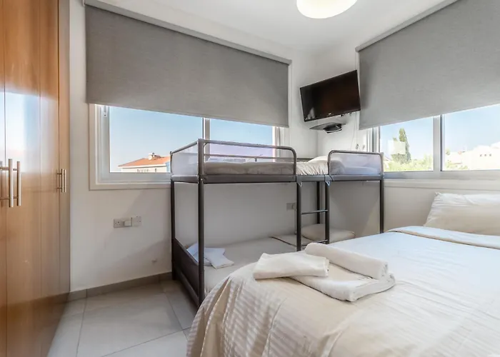 Black Swan Willa Periwolia