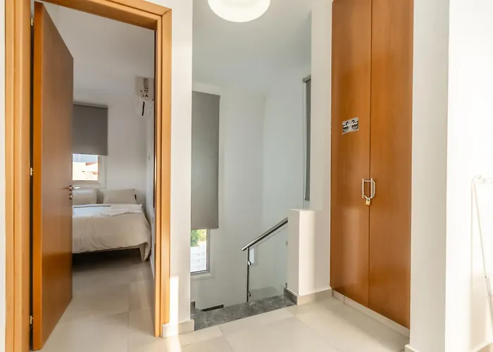 Willa Black Swan Periwolia